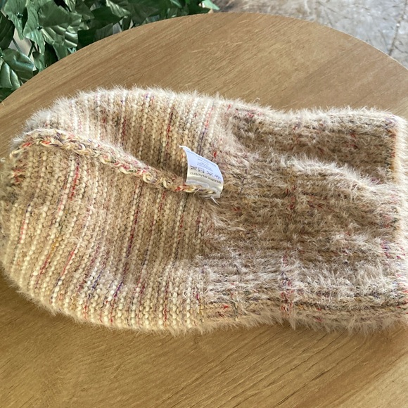 NWT Earthbound Trading Co Fuzzy Knit Beanie with Pom Pom in The Cozy Collection - Picture 6 of 8